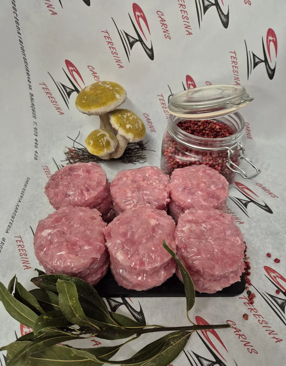 Hamburgueses fetes a la botiga amb bolets i pebre rosa, a Carns Teresina
